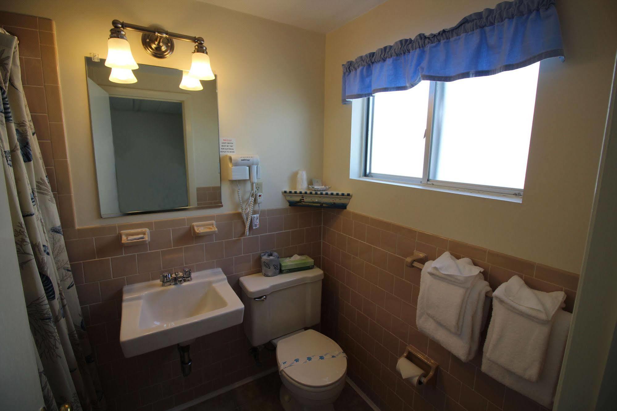 Hyannis Holiday Motel Bagian luar foto