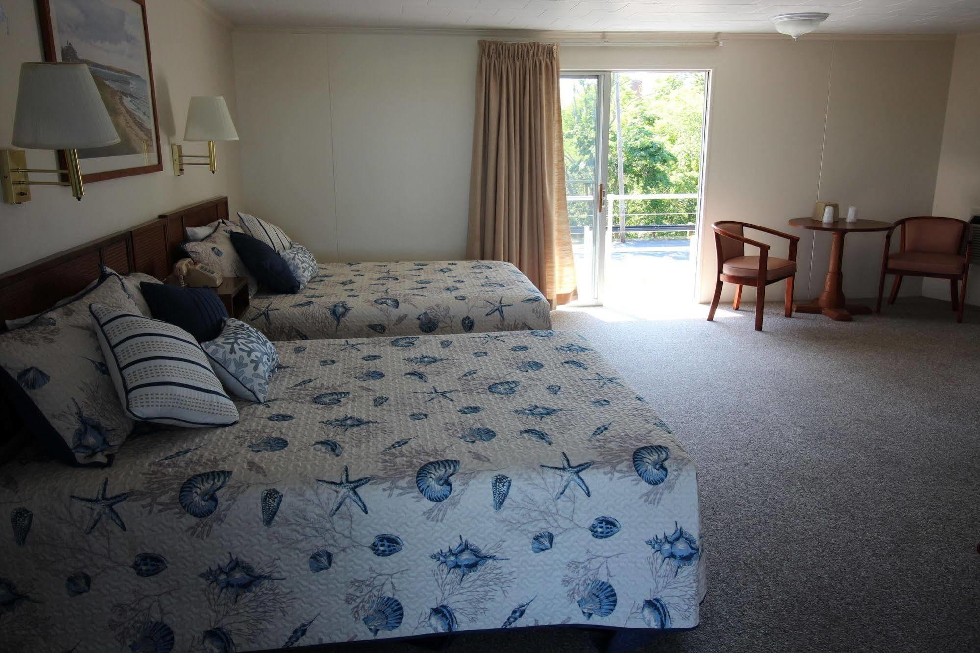 Hyannis Holiday Motel Bagian luar foto